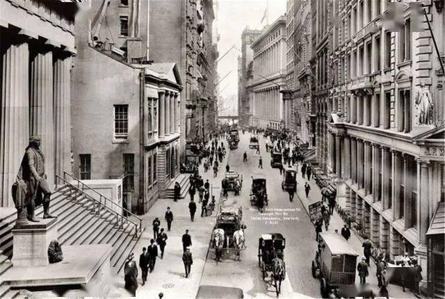 1911年,纽约的华尔街.1913年,后面的建筑是当时的美国财政部.