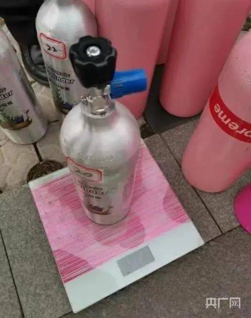 警方缴获的造型吸睛的钢罐和吸食用的气球.