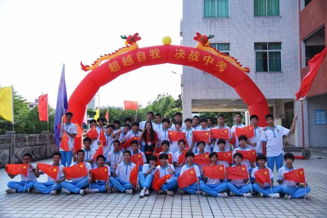 台山市新宁中学教师 身穿红衣,与考生击掌,考生带着满满的祝福步入