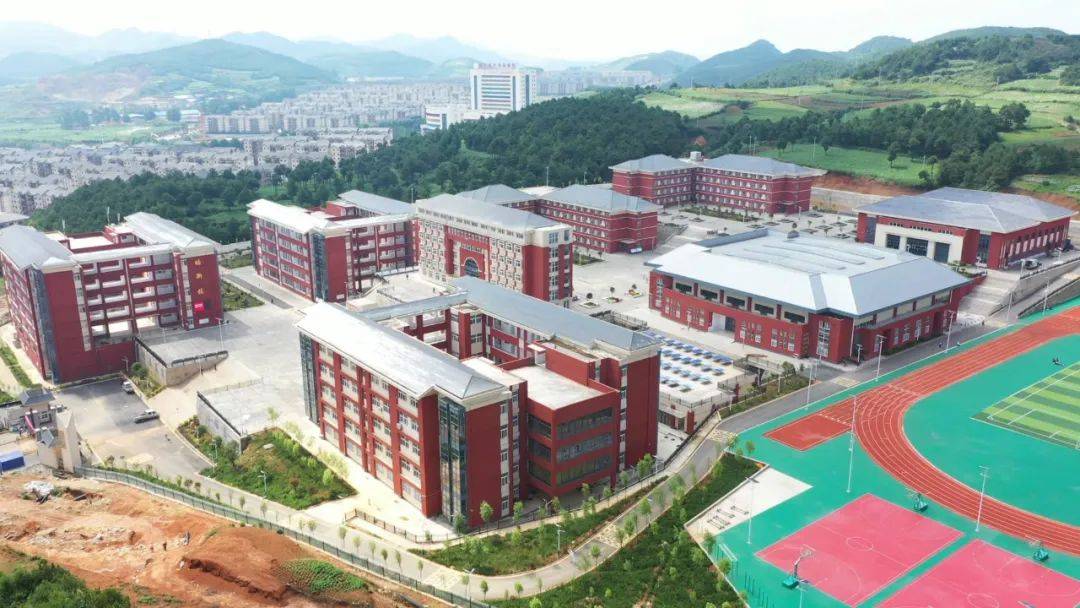 "走进威宁十一中七年级(1)班,民族教育主题宣讲正在进行.