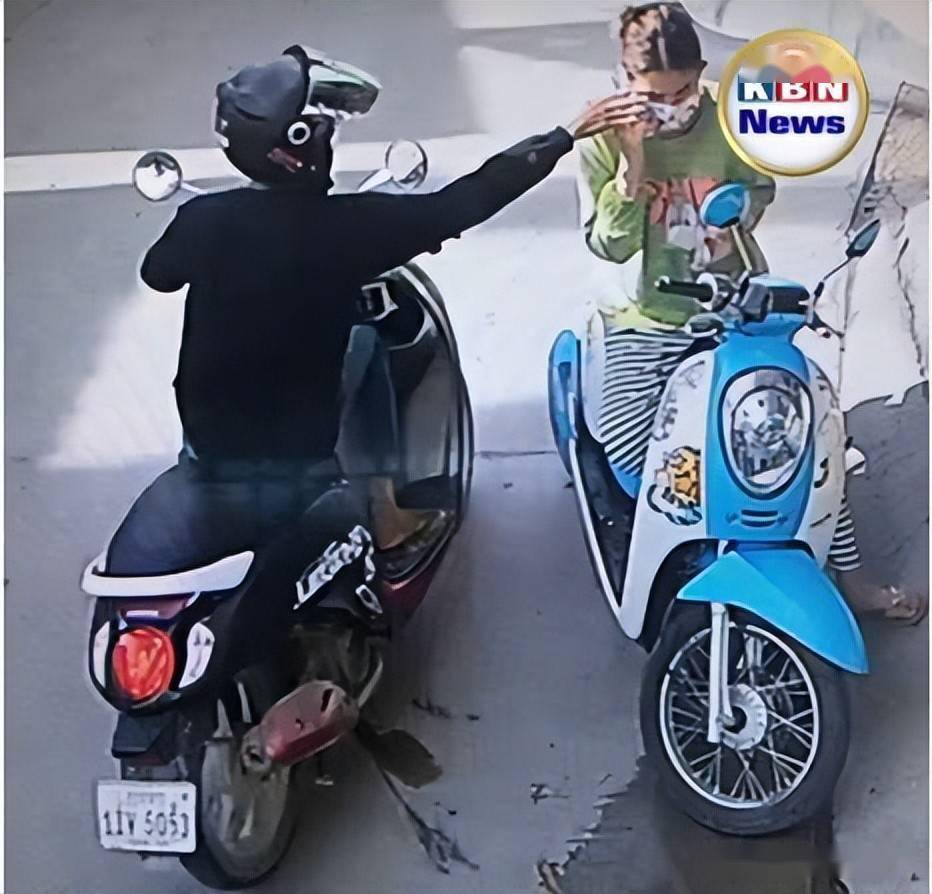 柬埔寨美女停车打电话,惨遭飞车党抢劫_单网_女子_摩托