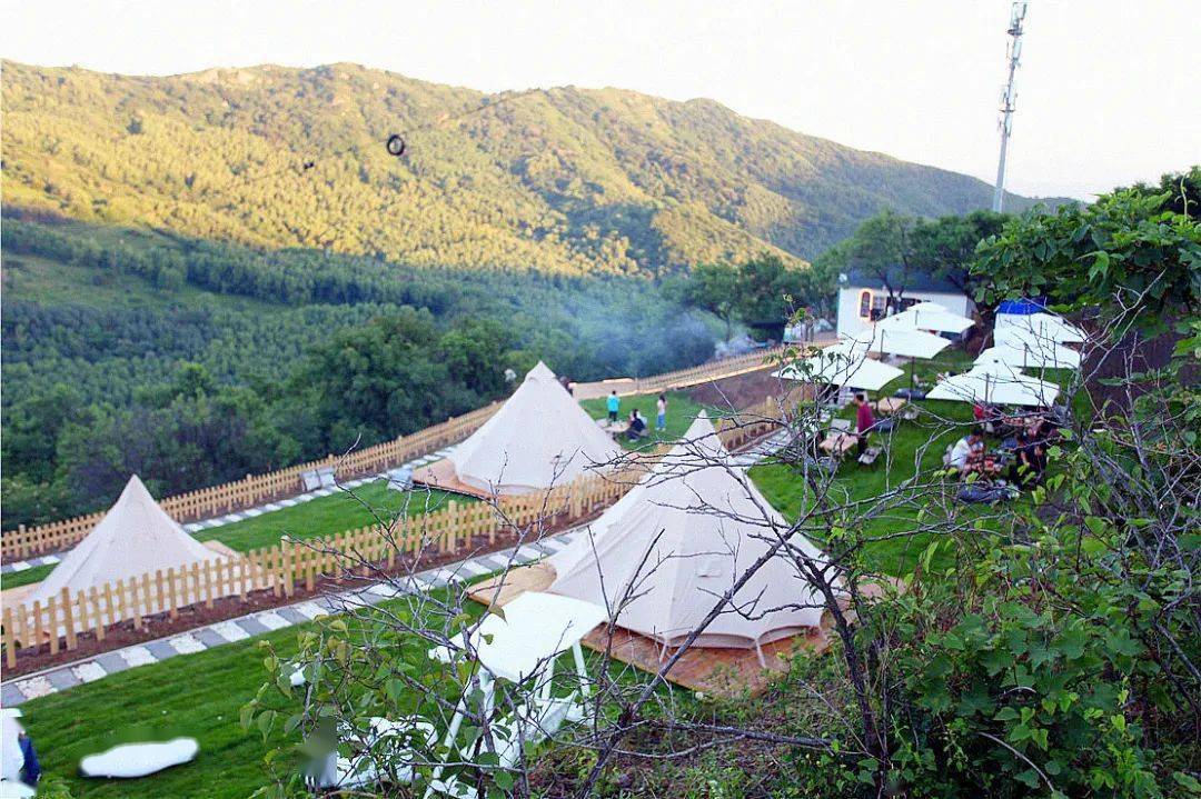 看看北京城燈火絢爛的夜景吹吹夏天夜晚山頂的清風營地也可以承辦求婚