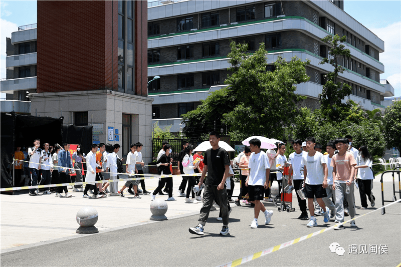 (闽侯县实验中学考点的考生们满怀信心,步出考点61王立强/摄)笑容