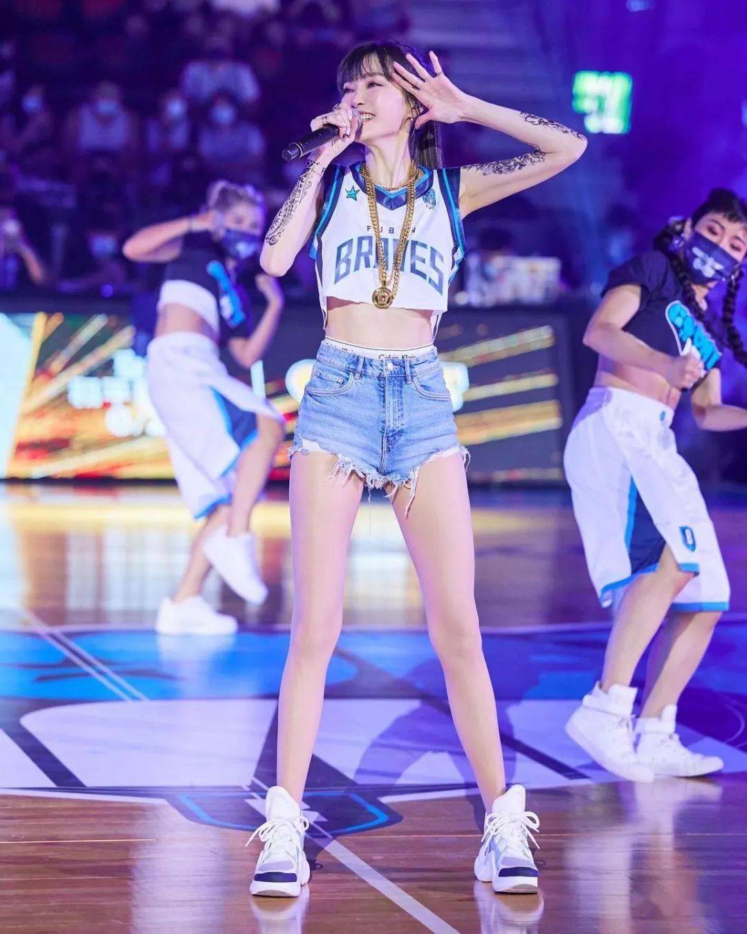 47岁美腿女神谢金燕大秀身材穿短裤炫107厘米长腿大花臂太抢镜