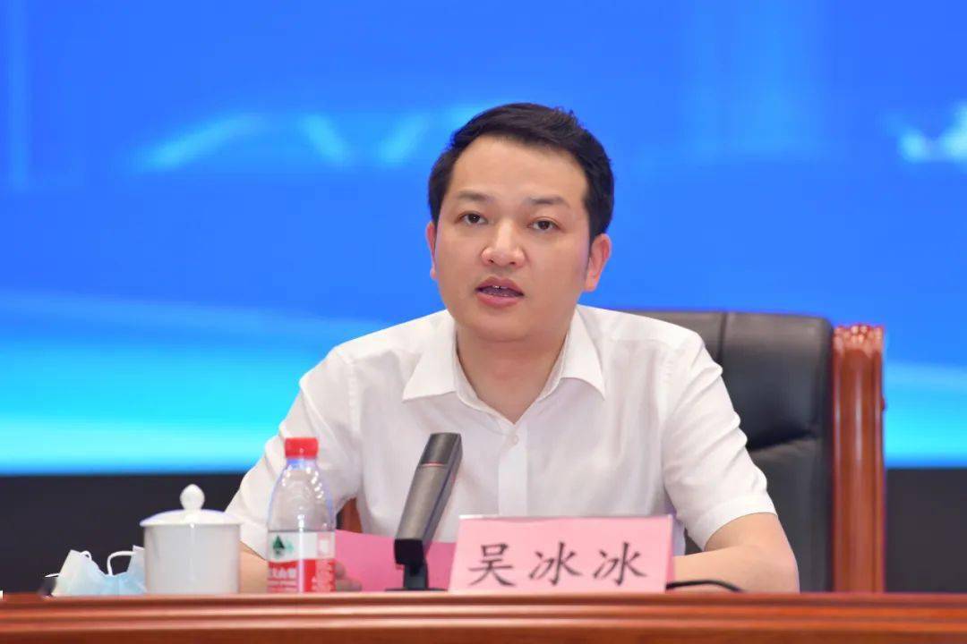 研修班开班仪式由共青团南通市委书记吴冰冰主持.