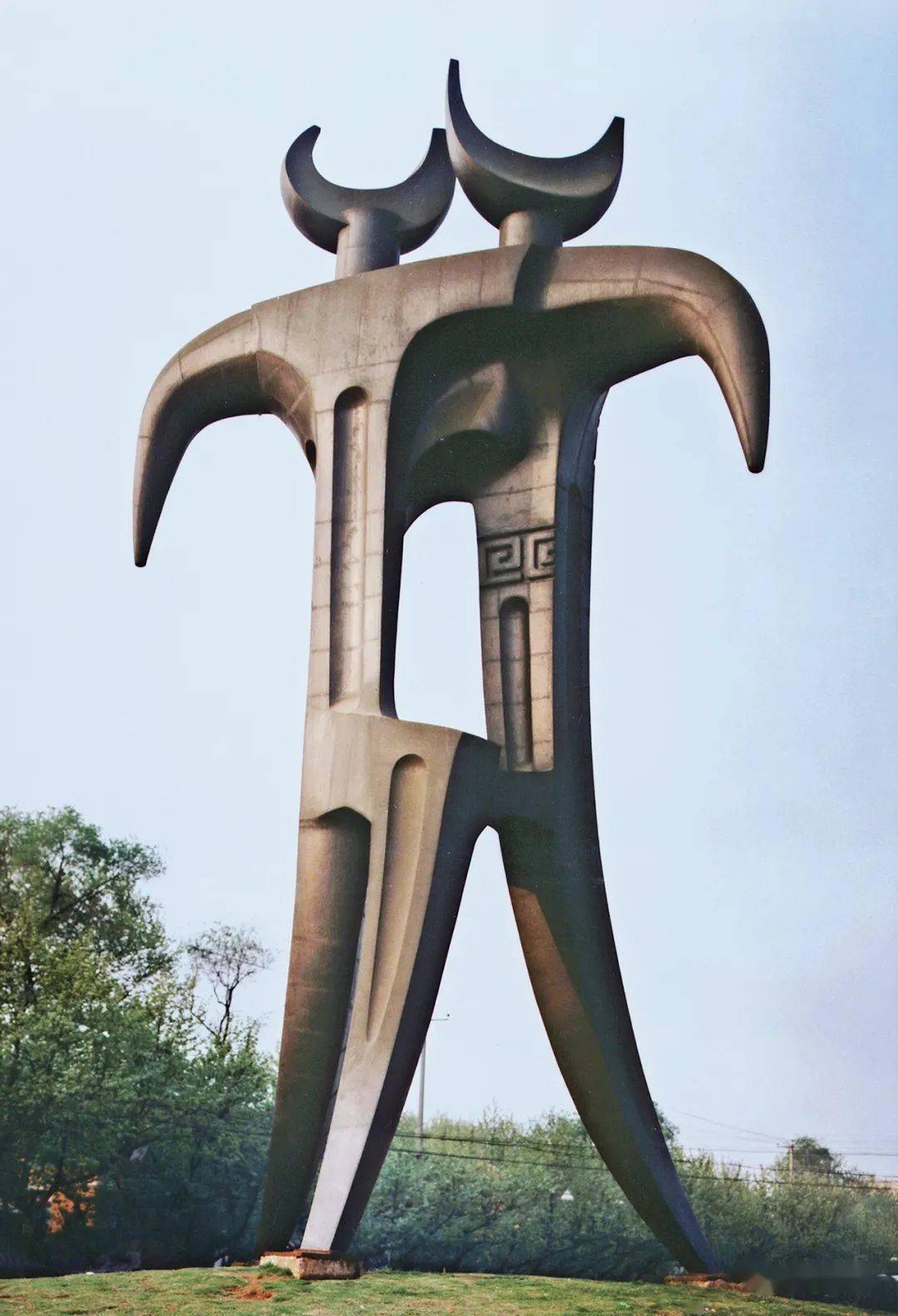 本期名家曾成钢闫坤从自然意识到五要素理论曾成钢公共雕塑观念的跃迁