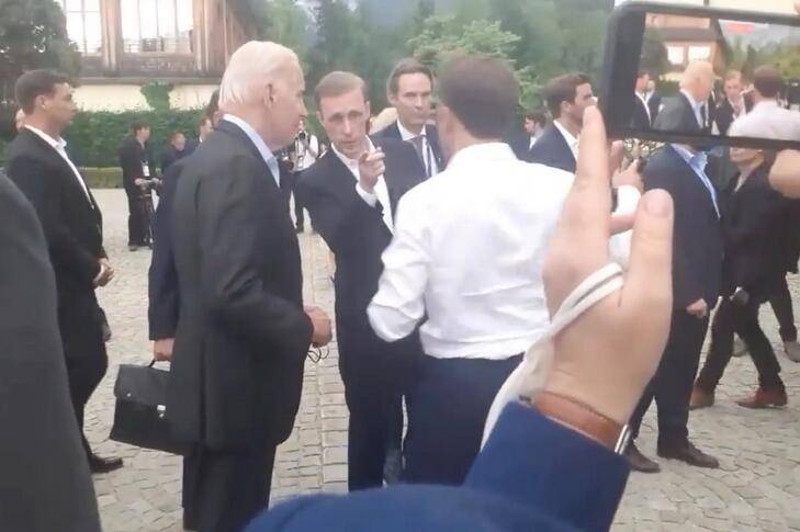 G7峰会一幕！马克龙告诉拜登“坏消息”被沙利文打断：小心摄像机