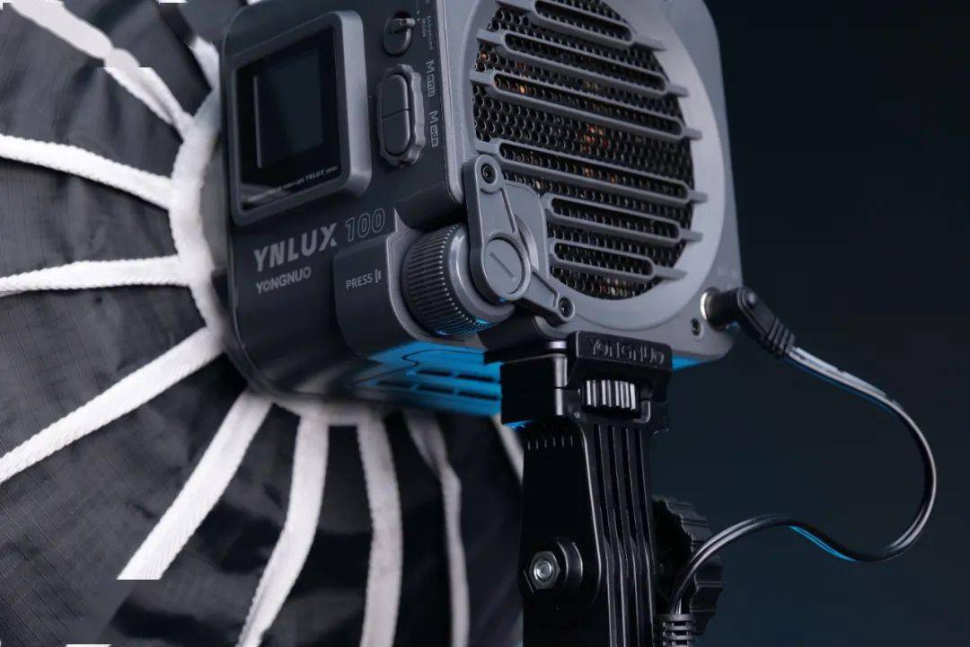只要300多的永诺ynlux100可手持的100w摄像灯