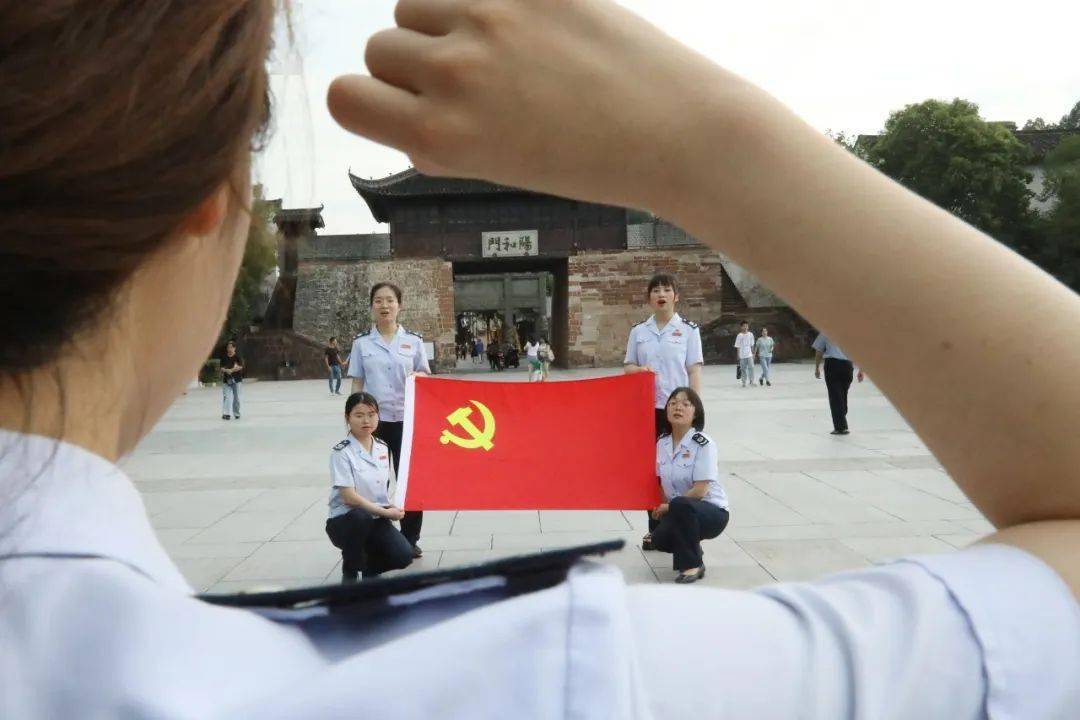 歙县:我和党旗合个影 税务青年心向党