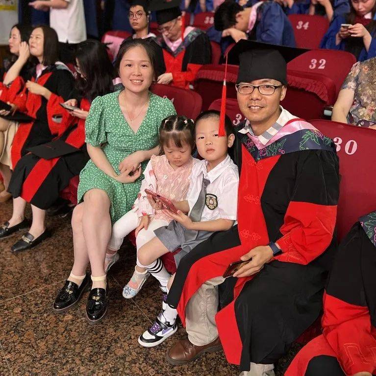 A doctor takes his wife and children to his graduation ceremony_the ...