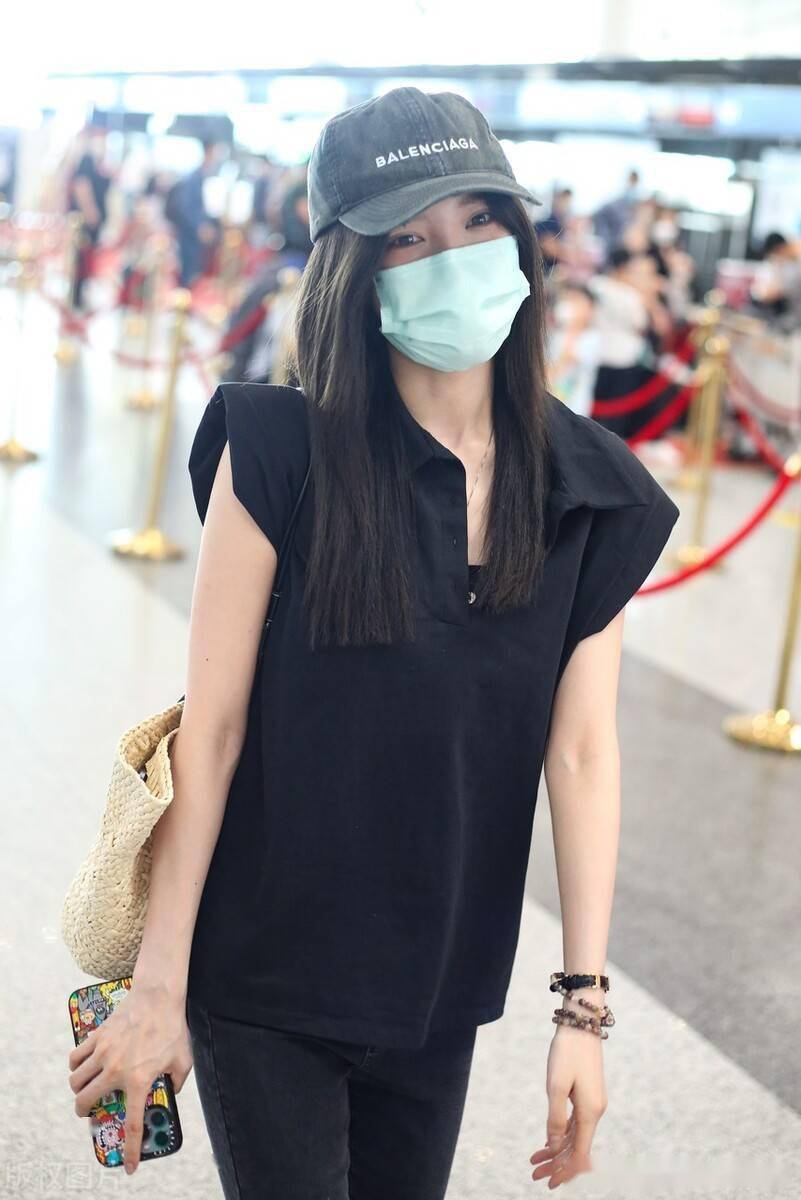 戴燕妮黑色上衣搭铅笔裤现身机场长发齐肩气质脱俗