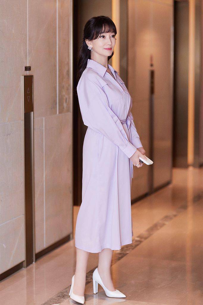 赵雅芝发布一组紫色连衣裙写真 优气质雅尽显温柔女人味