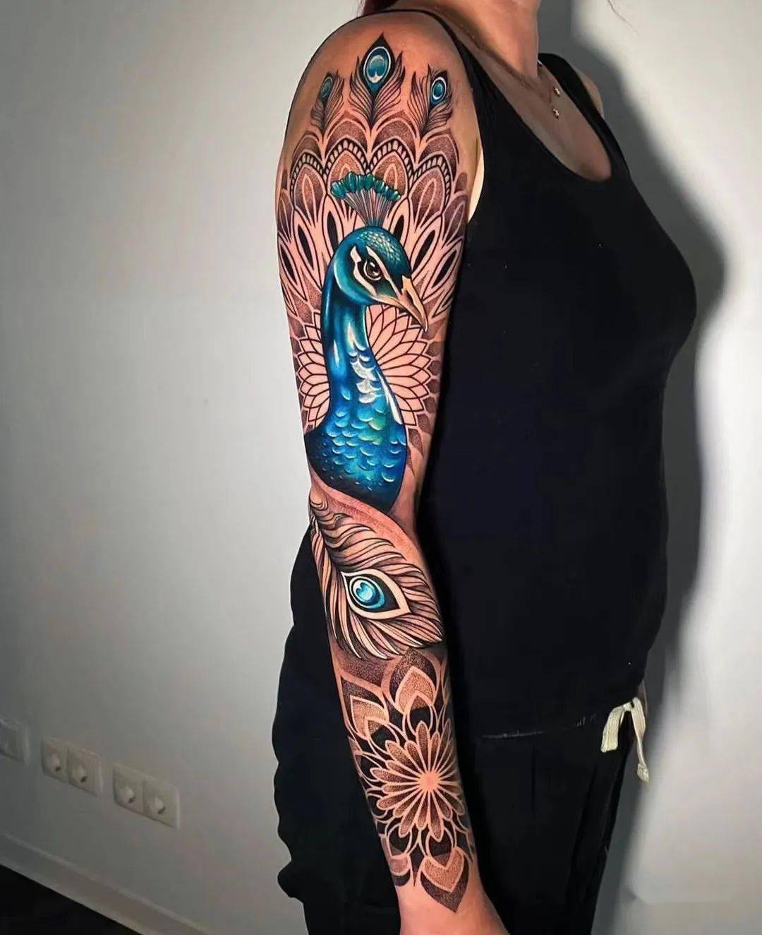 漂亮的孔雀纹身