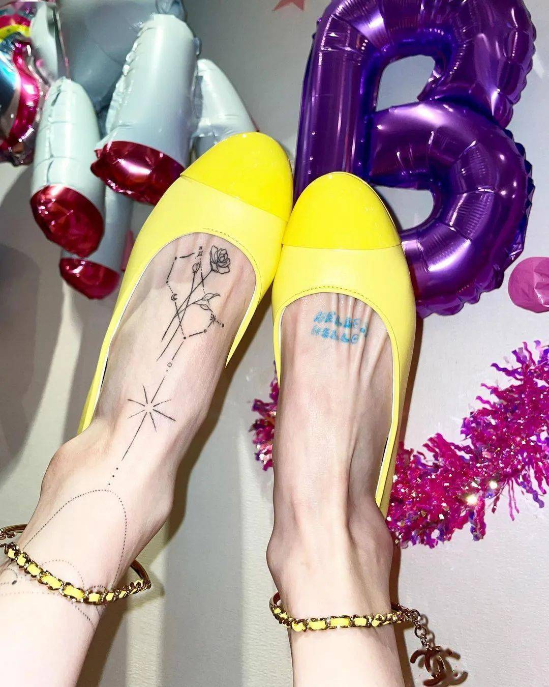 纹身贴往舌头上贴?泫雅下一步不会是在舌头上纹一个新纹身吧!