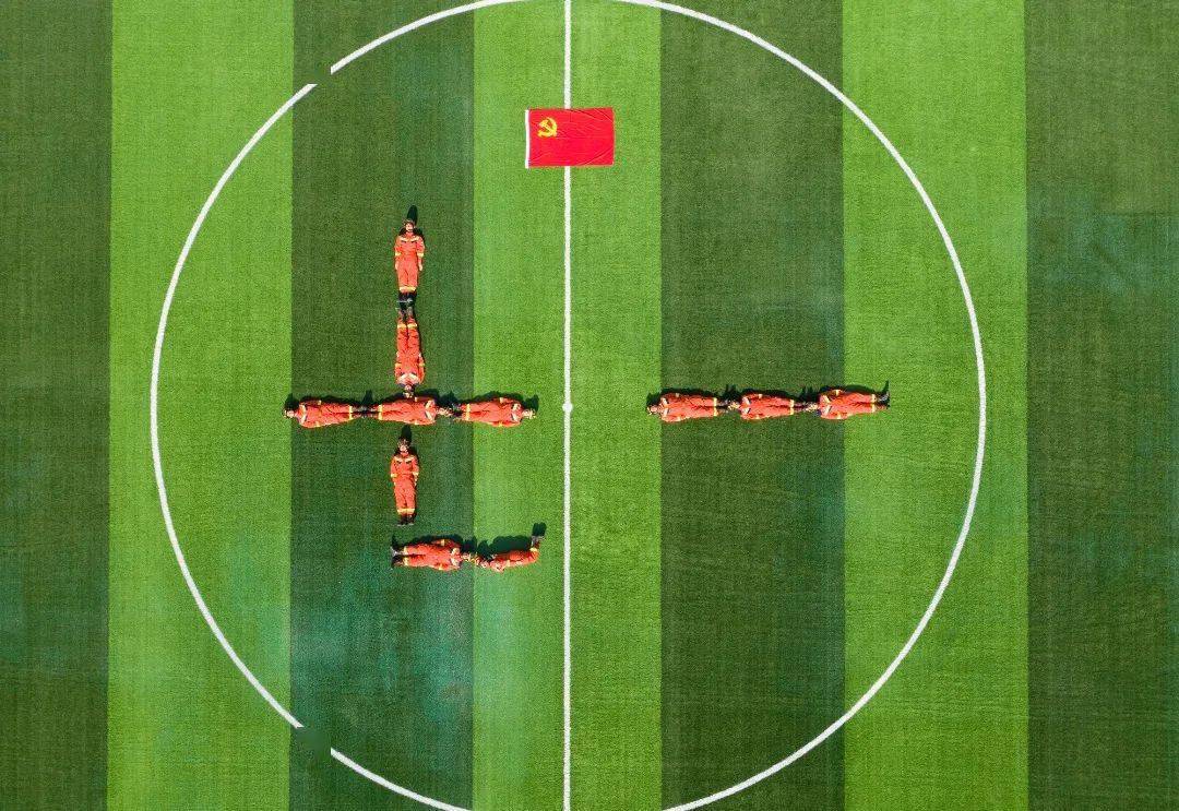 七一献礼今天我与党旗合个影向党表白