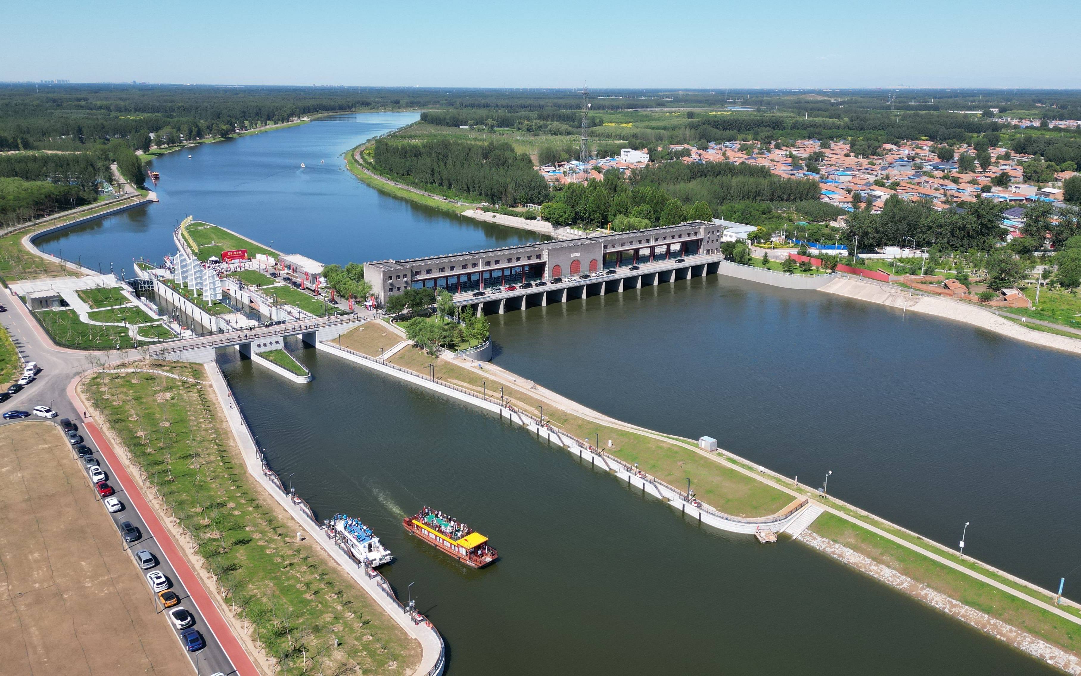 随着来自北京市通州区,河北省香河县的船只相向驶过位于大运河京冀