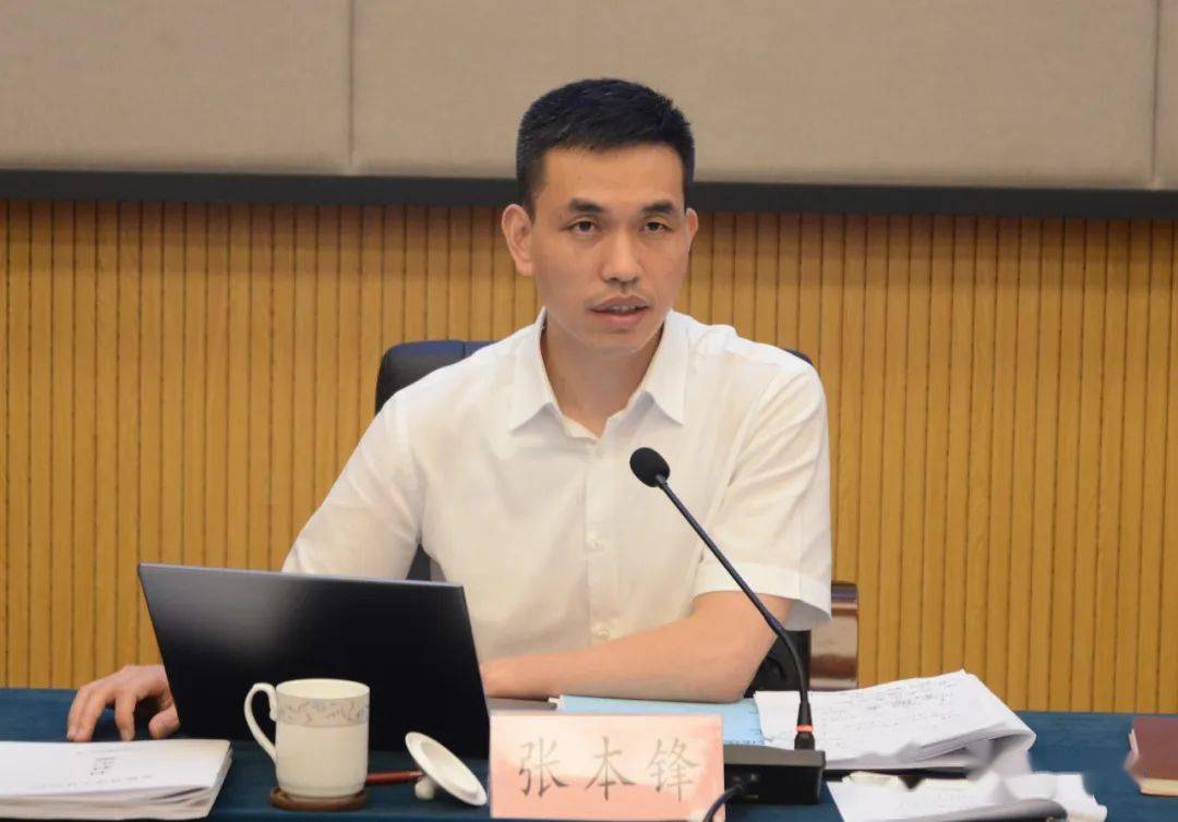 张本锋在全县乡镇书记工作交流会上要求加快推进县乡一体条抓块统改革