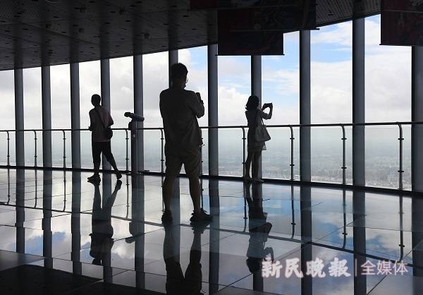 上午直击：申城A级景点恢复开放超一半 最早的游客8点多就来了