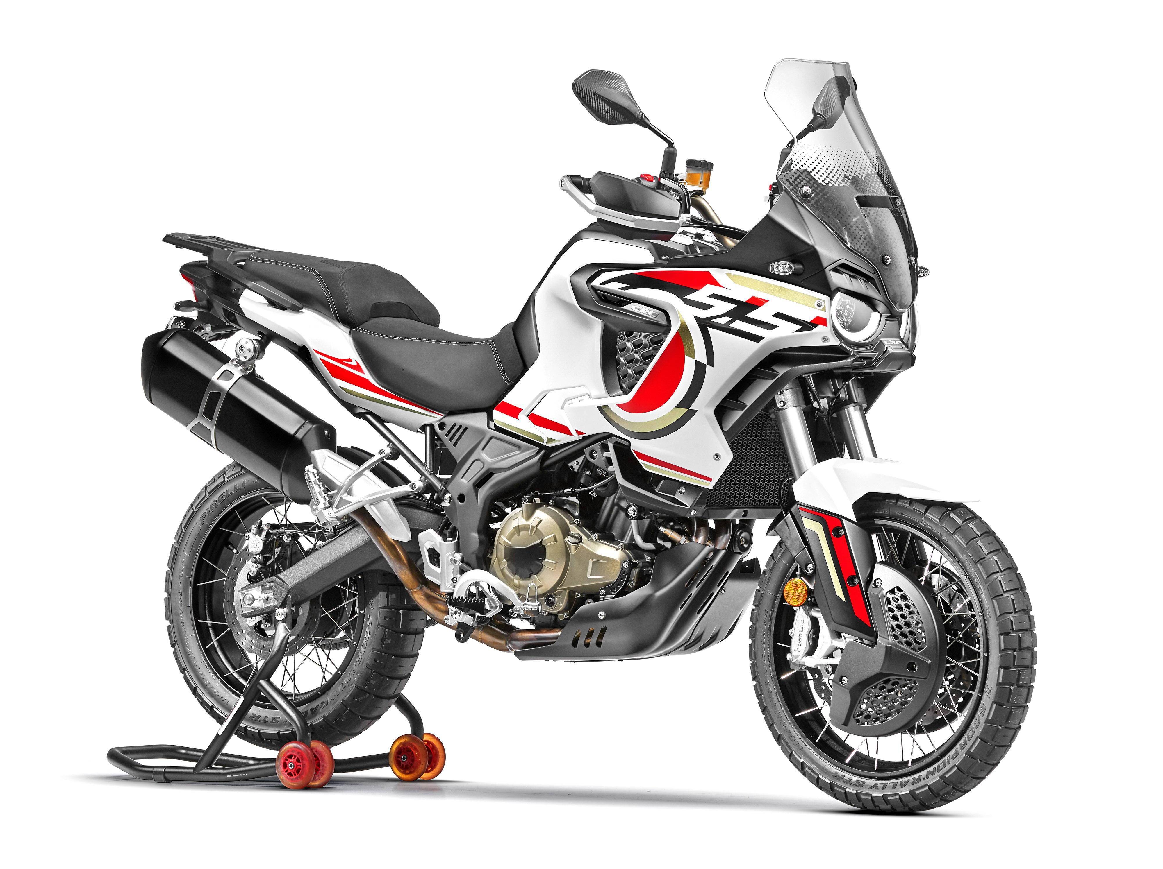 两个全新的 mv 奥古斯塔探险车型,lxp550 是与 qj 钱江合作开发而成