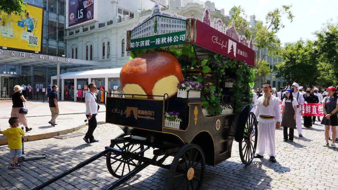 巴,惊叹于前所未见的一米大红肠,惊叹于鲜酿的格瓦斯和列巴郎精酿啤酒