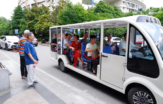 喜气洋洋!山水黔城小区摆渡车上新啦