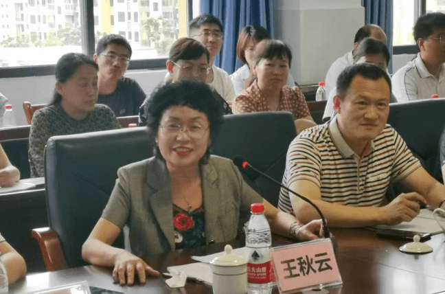 在听取支教教师代表班新良的发言后,聊城市教育和体育局总督学王秋云