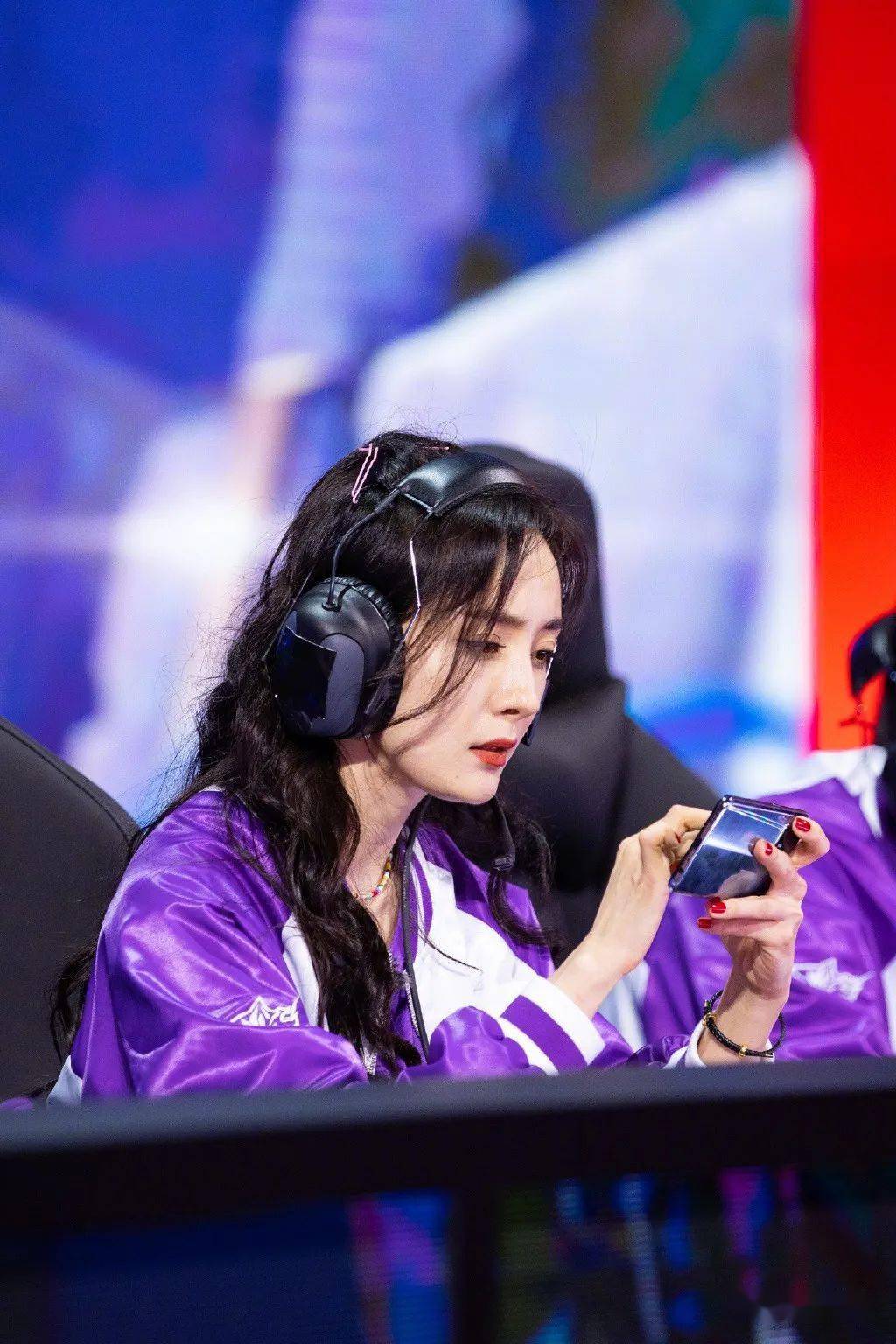 杨幂工作花絮照穿紫衣戴耳机侧颜迷人