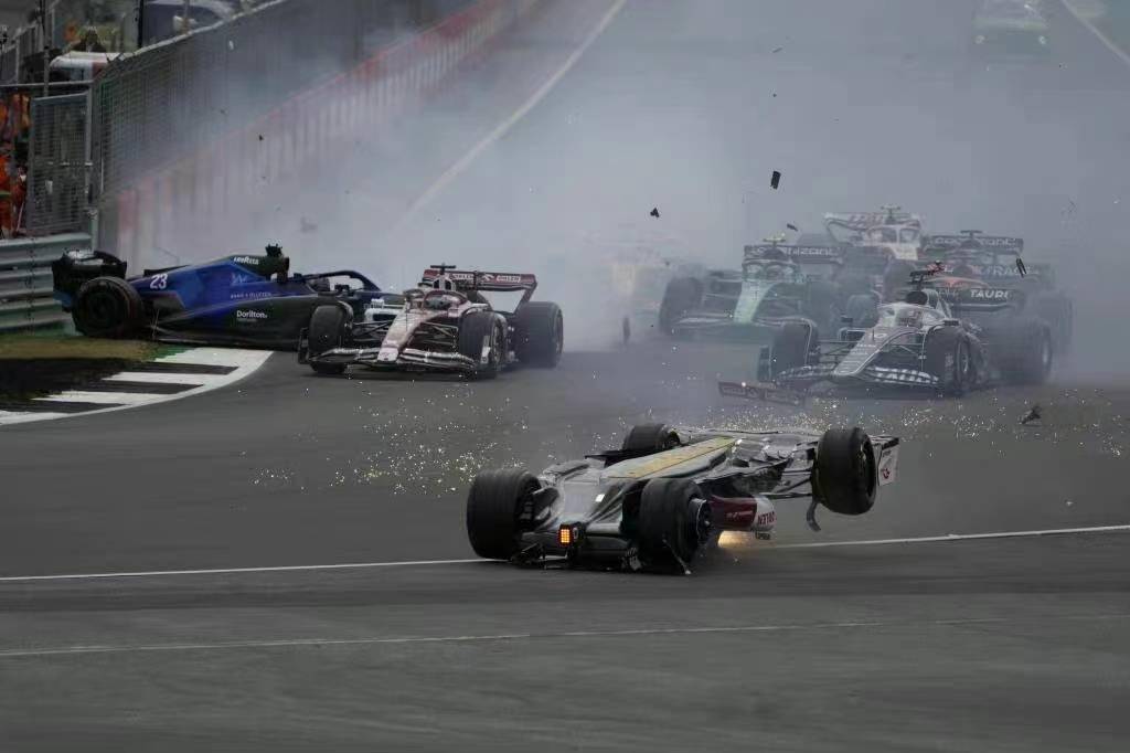 f1英国大奖赛起步即发生大事故,周冠宇翻车,所幸身体无恙