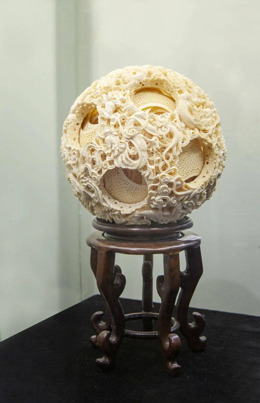 工艺传承人张民辉苦心钻研,以牛骨代象牙但这项技艺并未就此消失缺乏