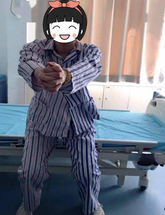 双足平放地上与肩同宽,患足稍后,膝位于足尖上方;患者bobath握手,上肢