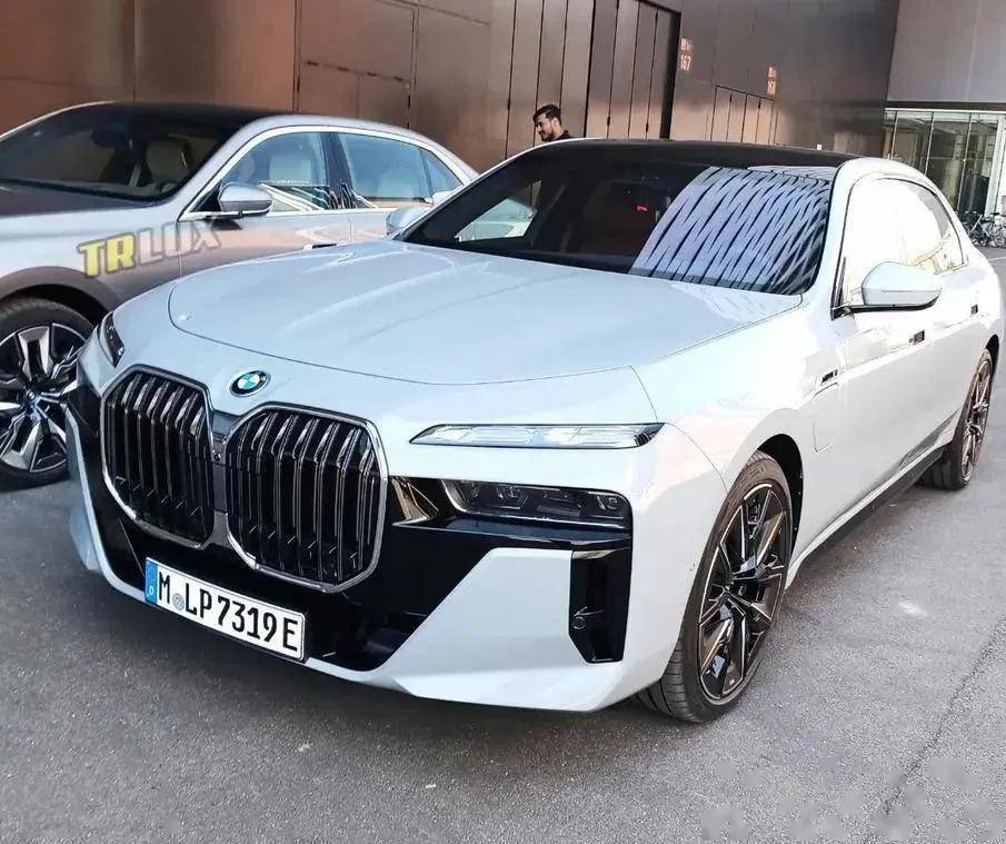 时隔6年第七代宝马7系正式换代配44tv8引擎双色车身更豪华