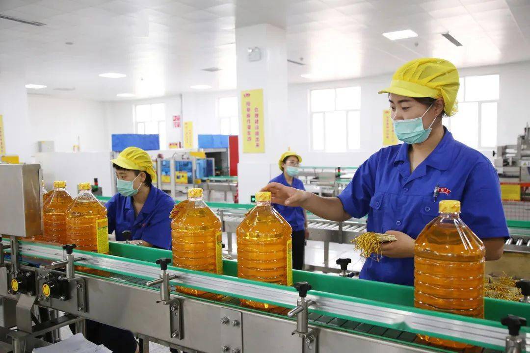 在食用油包装车间,从吹瓶到装箱,工人们正在紧张有序地进行成品油的