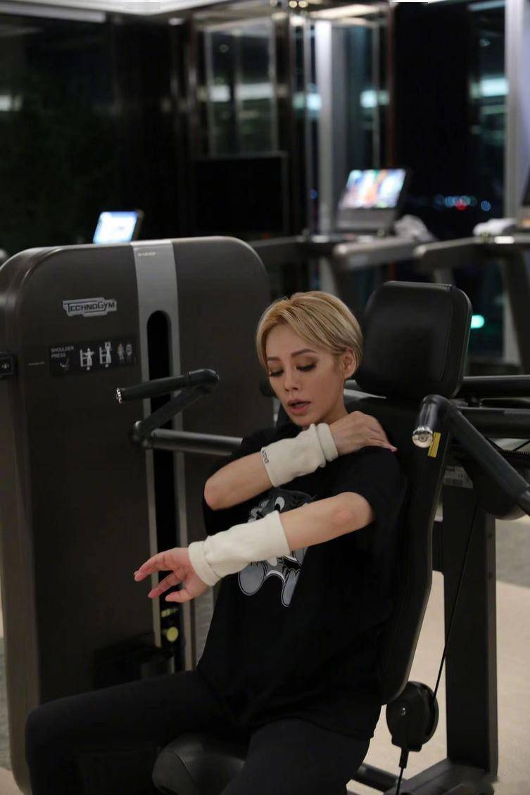 50岁宁静罕晒健身照手臂肌肉线条太惊艳一双美腿又细又直