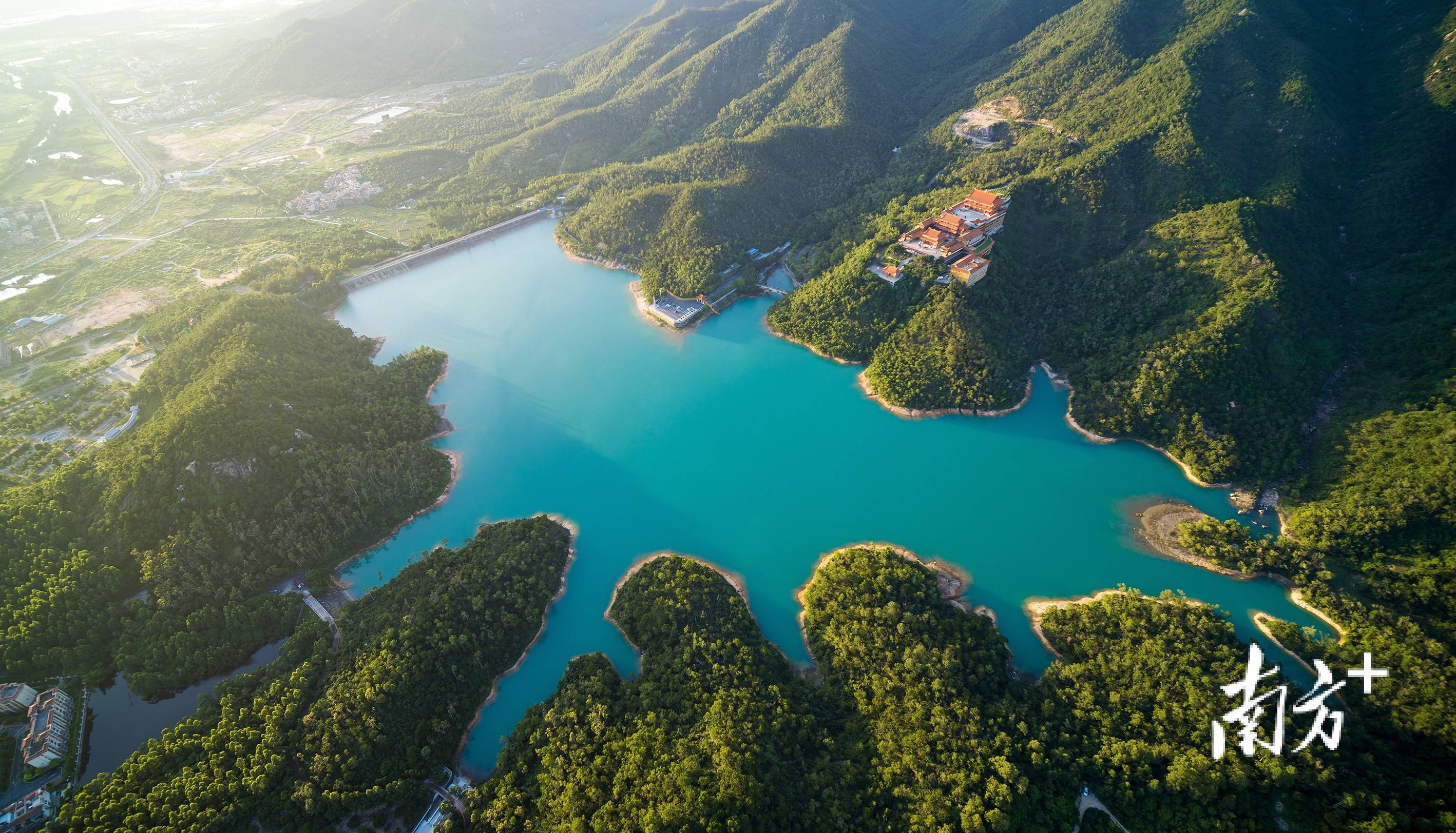 6月27日,俯瞰珠海黄杨山,金台寺镶嵌在一片翠绿之中,山脚下蓝色的水库