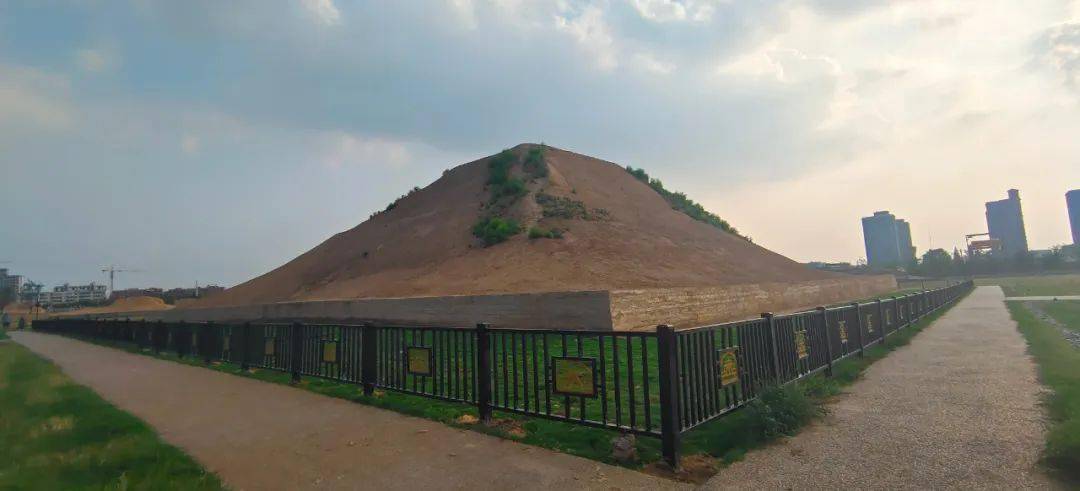 进入永厚陵遗址公园,神道两侧依次分布着鹊台,乳台等夯土遗址以及石像