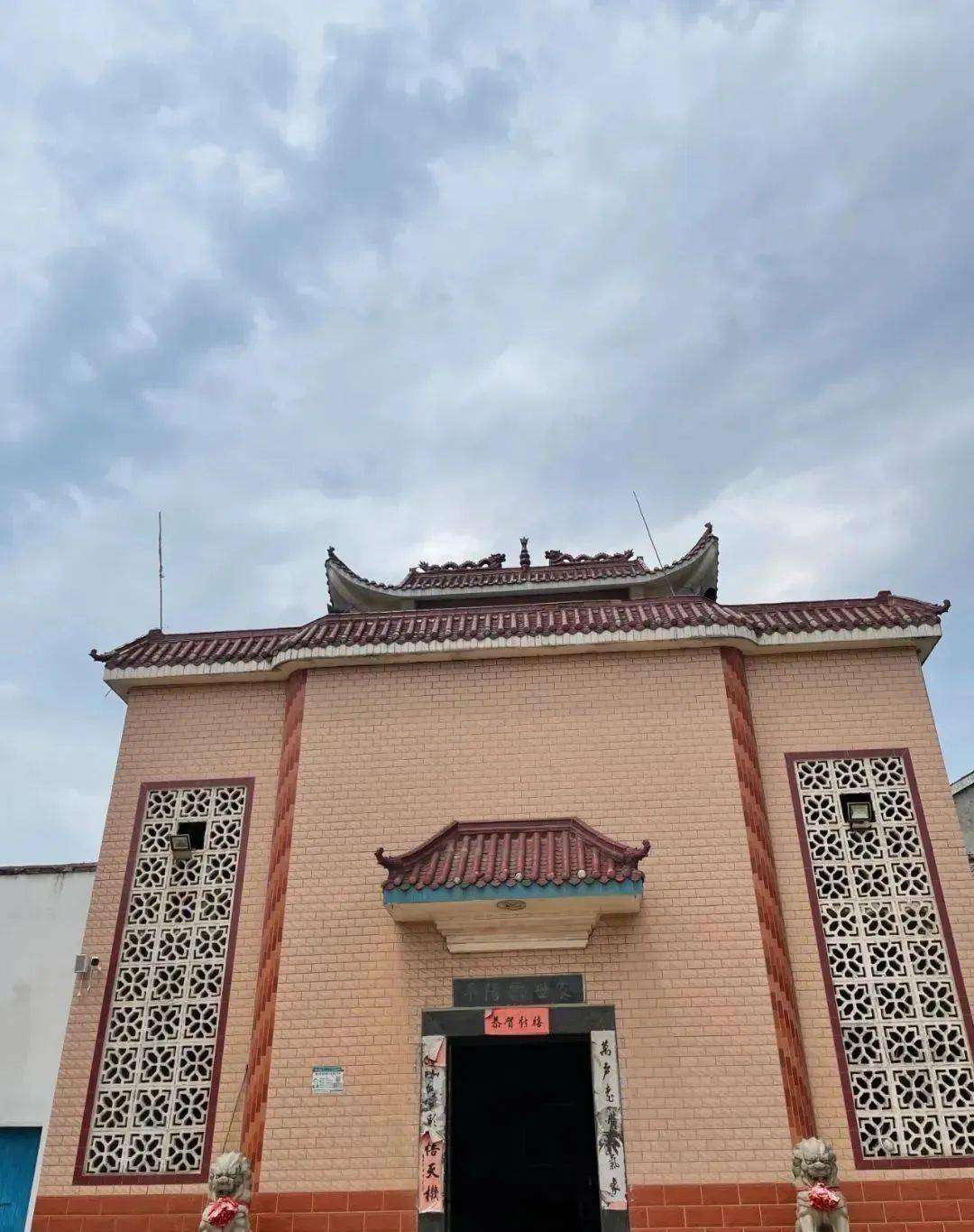 活动中心大门正上方嵌平阳世家四字更多的汪氏宗祠嵌越国世家