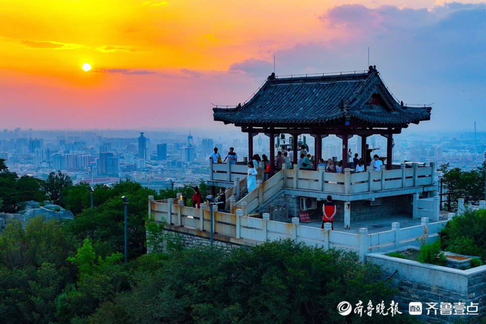 夕陽西下晚霞輝映千佛山