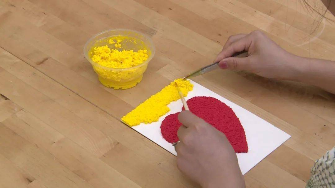 幼儿纸浆画制作过程图片