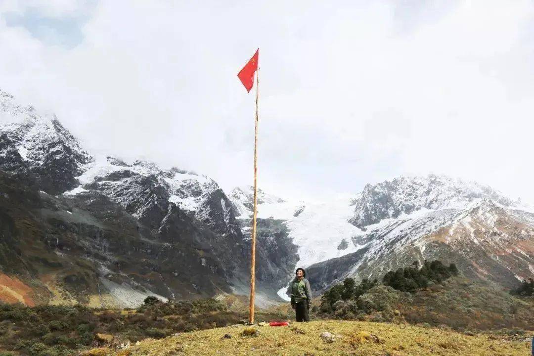 人在红旗在边防战士冒着大雨冰雹收回五星红旗我们保护的是国旗也是