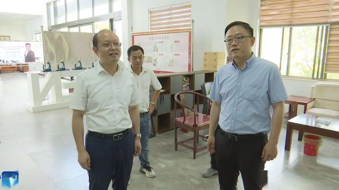 在慈口乡大竹村尊禧鹿业,孟科一行参观了鹿场新的5g养殖设施,详细了解