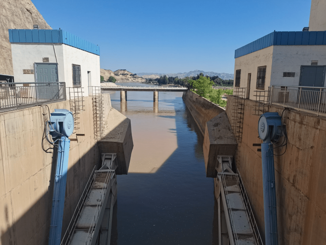 张晓博一行先后来到乌金峡水电站,平堡镇金园段防汛风险点,乌兰镇营防