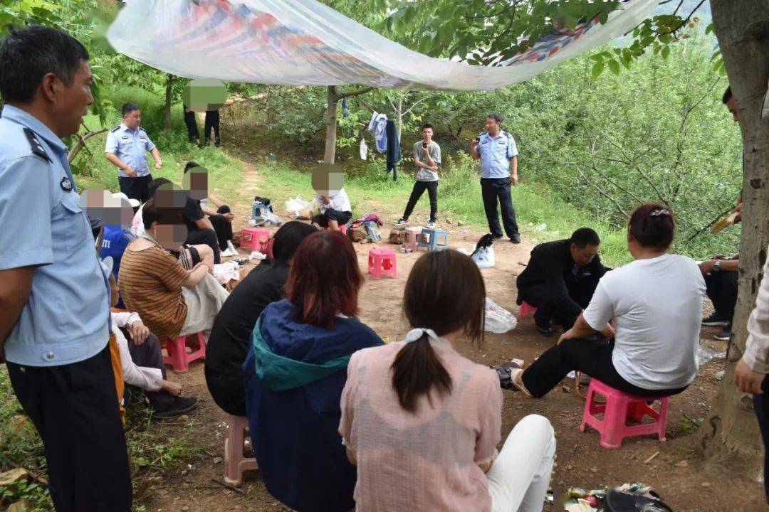 鲁甸一野外流动赌博窝点被捣毁,抓获涉赌人员20余人._昭通_整治_公安