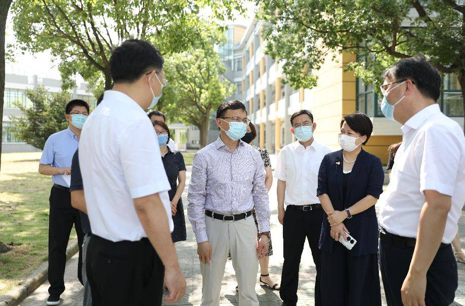 繆京強調,要嚴格落實防疫措施,完善相關應急預案,備足人員,場所和物資