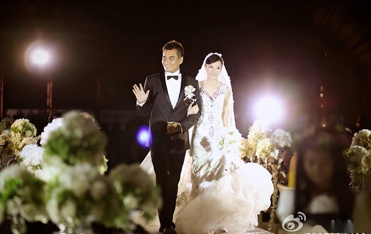 上海男星陈龙结婚十周年晒全家福小10岁娇妻颜值高身材辣儿子身高瞩目