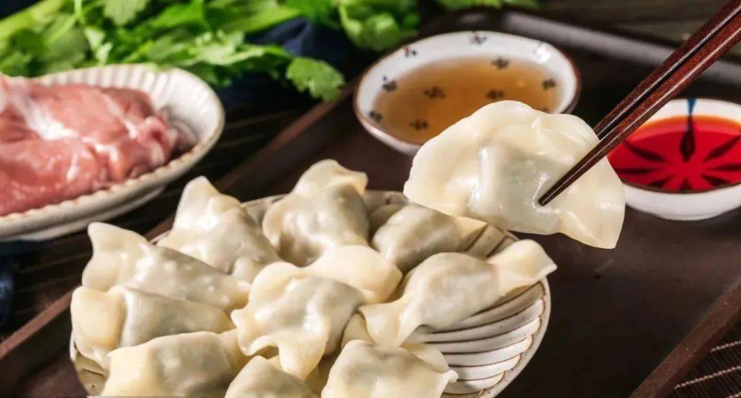 "头伏饺子二伏面,三伏烙饼摊鸡蛋",入伏第一天,人们有吃饺子的习惯,意