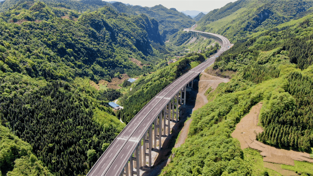 7月8日宜昭高速全线通车来看记者在川滇交界打卡67