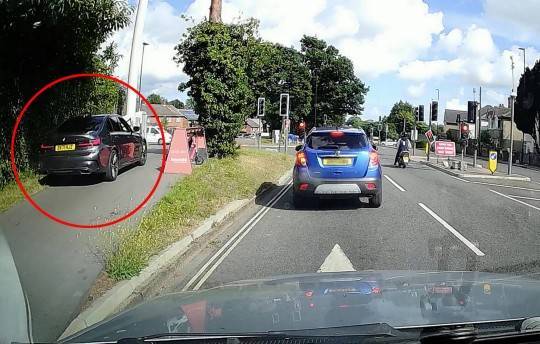 司机为了避免等红灯把车开上了人行道