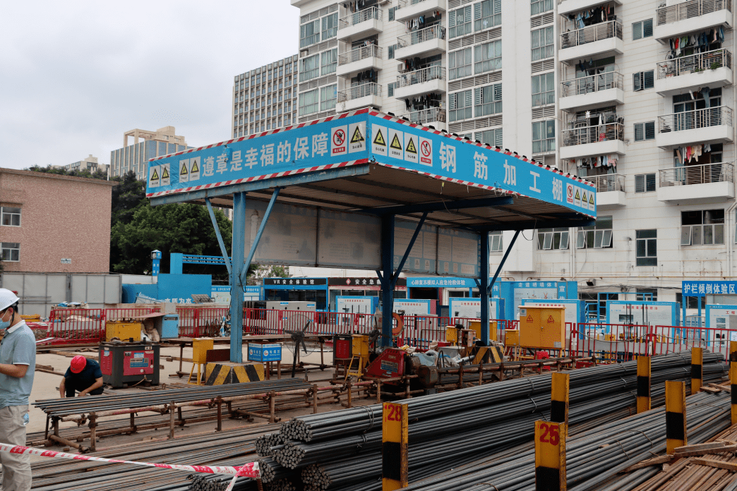 信号工安全意识不足指挥塔吊歪拉斜吊吊物摆动撞向信号工造成信号工