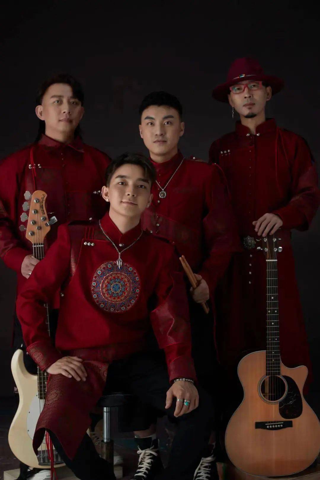 一起和具有蒙古族的豪迈精神的刘畊宏的"草原抖肩操"原唱乐队来了