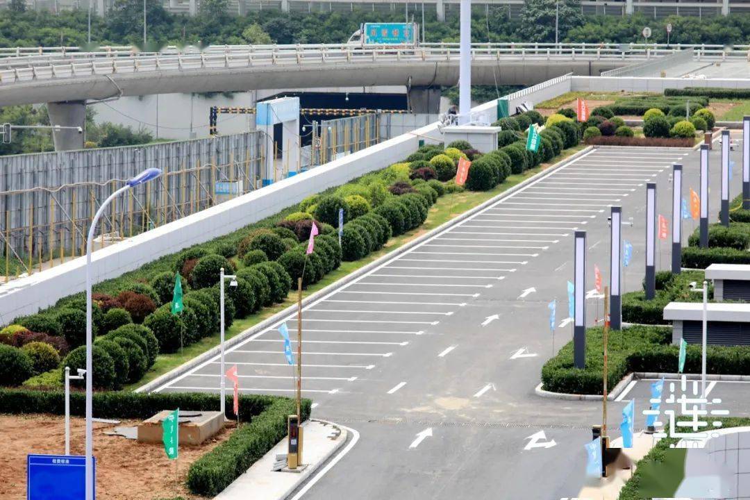 大连北站综合交通枢纽屋面广场停车场开放